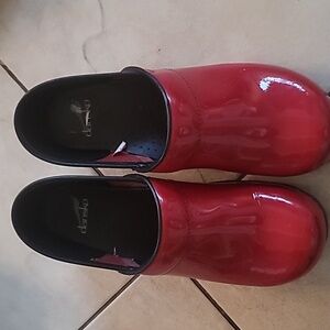 Dansco Red Patent Clogs SZ 10.5 (41)